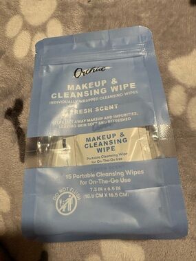 Fresh Scent Makeup & Cleansing Wipes — Blue Portable Pack